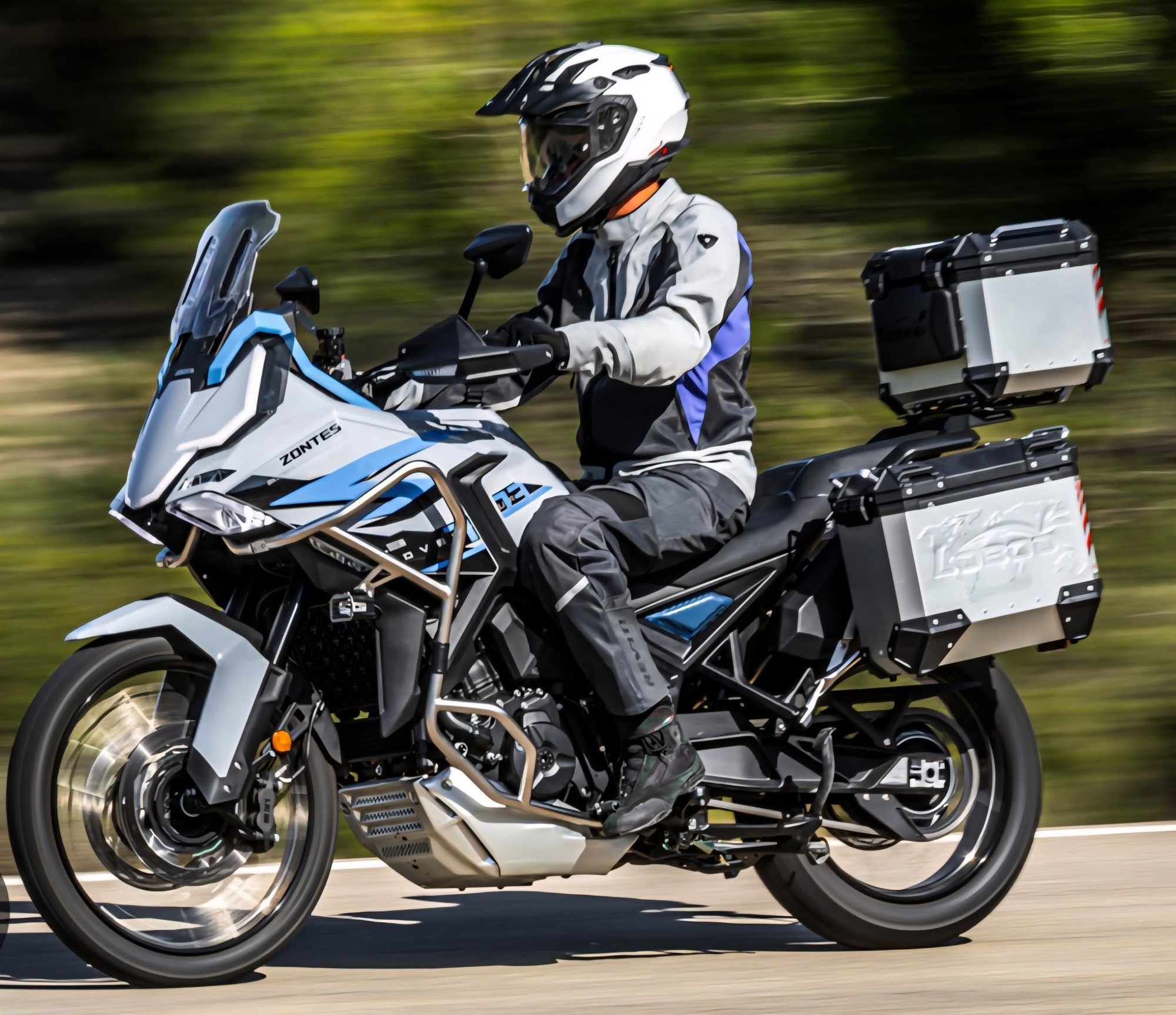 Motocyklista na Zontesie z kuframi w trasie